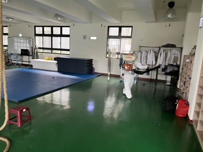 桃园市环保局日前至寿山高中消毒。（桃园市环保局提供／陈梦茹桃园传真）