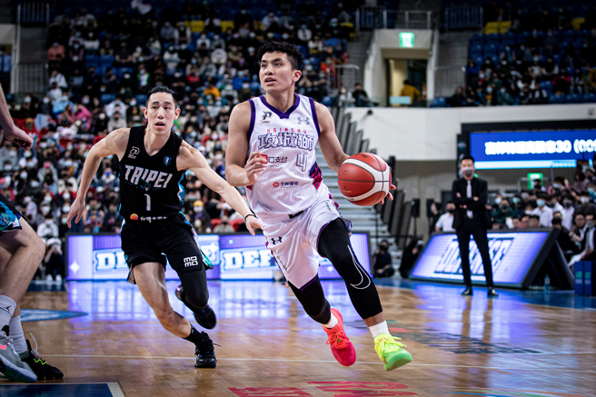 攻城狮后卫高国豪（右）对台北富邦勇士强攻24分。（PLG提供）