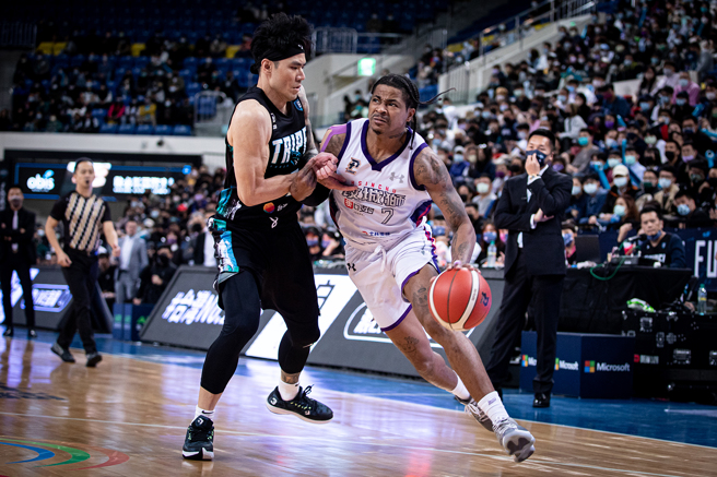 攻城狮外援法狮（右）攻下31分、17篮板。（PLG提供）