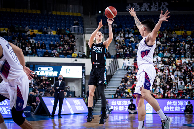 台北富邦勇士林书纬（中）单场投进6记三分球、获得22分，可惜无缘助队获胜。（PLG提供）