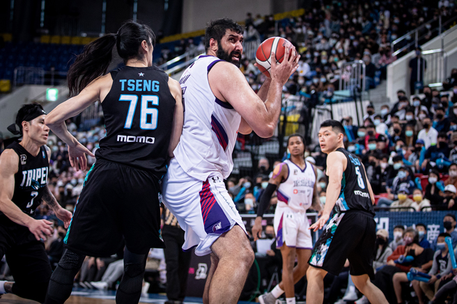 新竹街口攻城狮外援辛巴（右）威胁十足，个人抢下20分、20篮板。（PLG提供）