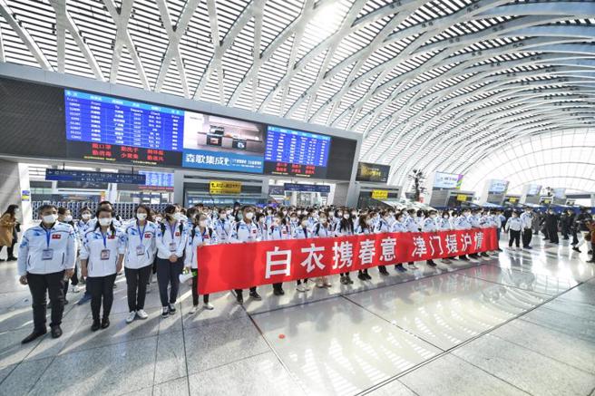 天津派出1500餘名醫療人員與500名核酸檢測人員支援上海疫情防控。 （圖／中新社）