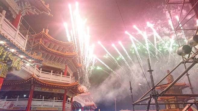 正统鹿耳门圣母庙3日施放环绕式高空烟火。（程炳璋摄）