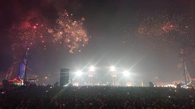 正统鹿耳门圣母庙高空烟火吸引广场超过5万人聚集。（程炳璋摄）