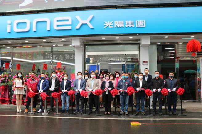 （彰化县长王惠美（前排右五）及光阳机车执行长柯俊斌（前排右六）等人，3日联袂出席位于员林市林森路的浤电绿能Ionex电动机车专卖店开幕典礼。图／刘朱松）