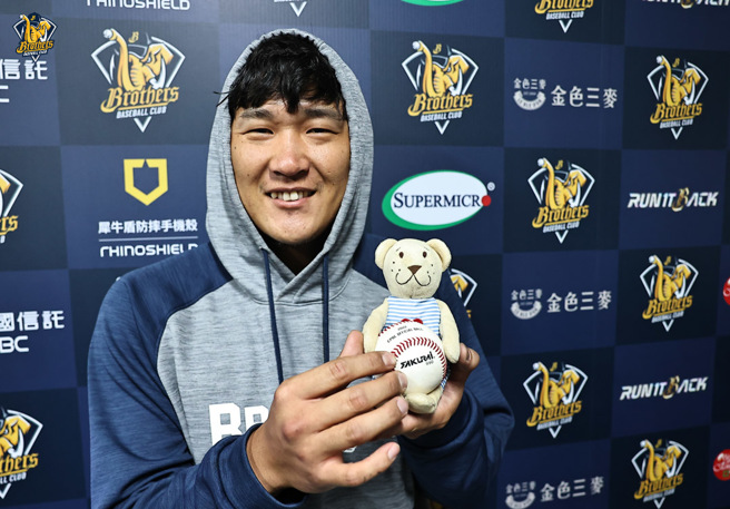 中信兄弟许基宏敲出生涯首支满贯炮，赛后带「致胜功臣」受访。（中信兄弟提供）