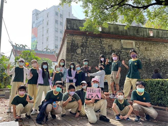 华艺附小漫游古蹟，看斑驳的的旧城墙与新生的绿意。（校方提供）