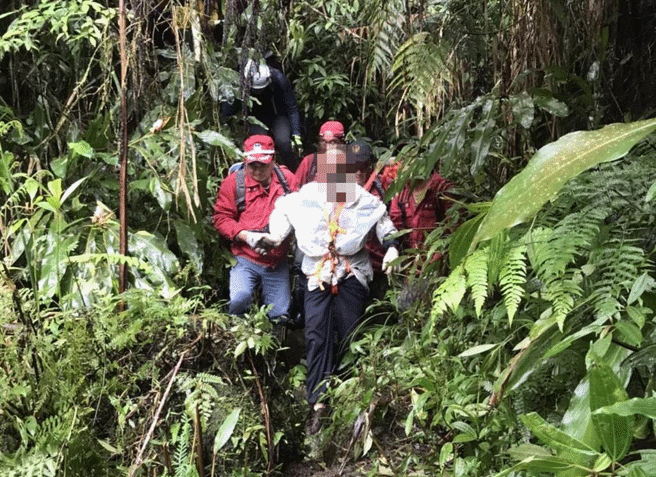 7旬老翁独自爬溪头天文台，在凤凰山区迷路走失，搜救人员在溪谷寻获，将头部受伤的老翁救出送医。（南投消防局提供／陈淑芬南投传真）