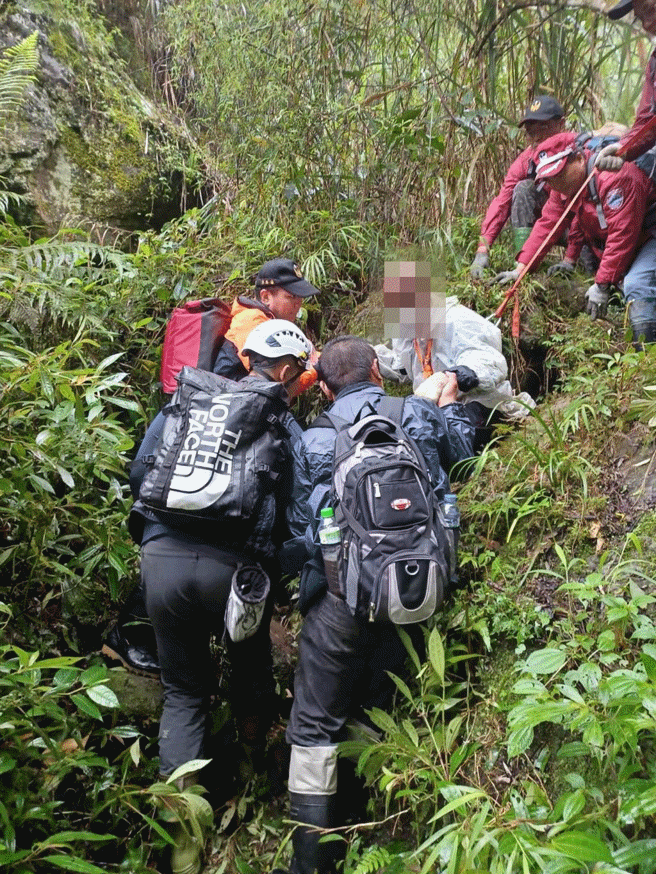 7旬老翁独自爬溪头天文台，在凤凰山区迷路走失，搜救人员在溪谷寻获，将头部受伤的老翁救出送医。（南投消防局提供／陈淑芬南投传真）