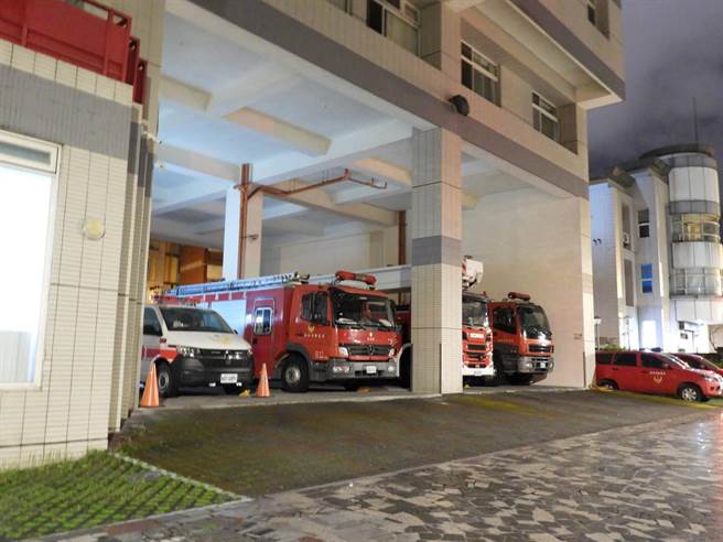 花莲慈济医院急诊室迄今已有5名医护及3名精神科患者相继确诊，不过今晚却传出医院对面的花莲县消防局自强分队有消防队员确诊。（罗亦晽摄）
