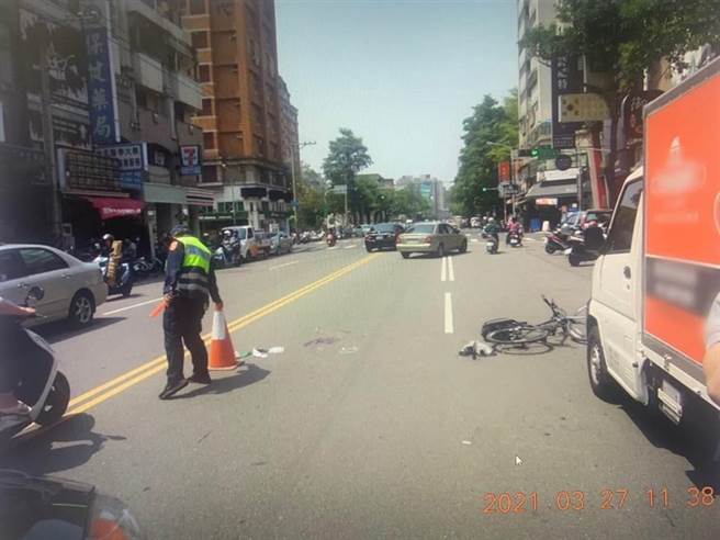 赖男将货车违规併排临停，少年骑脚踏车经过时只能骑上外侧车道，又任意开启车门害少年当场被撞击倒向内侧车道，不幸遭后方来车辗毙。（资料照）