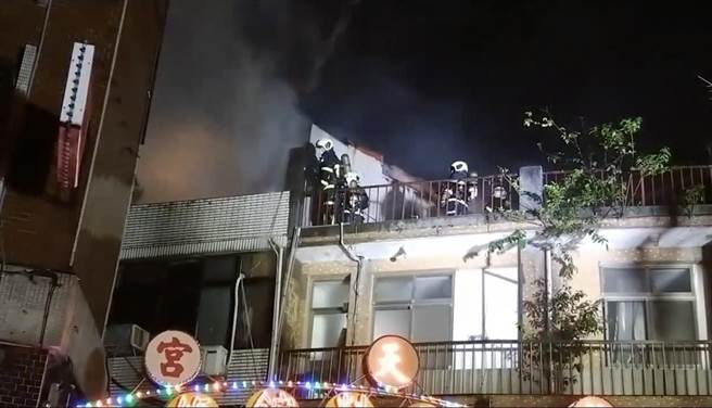 北市萬華區環河南路火警，警消獲報後撲滅火勢，並無人員受傷。（民眾提供）