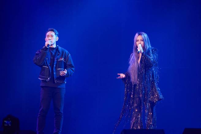 阿妹今晚繼續在小巨蛋開唱，「他」牽手天后高難度合唱。（聲動娛樂提供）