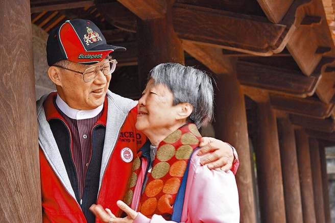 王建煊院长与苏法昭老师鹣鲽情深，相伴到老。（王建煊提供）
