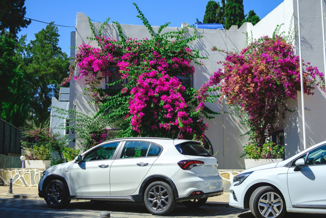 一名男子将车停在邻居家门口，被对方抗议占用车位。（示意图／Shutterstock）