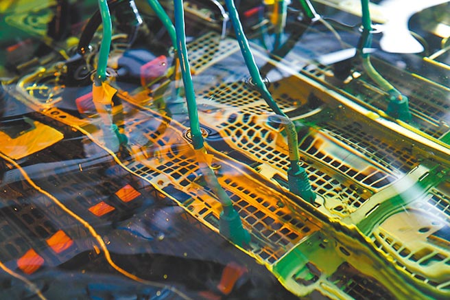 工研院与日本电信商携手多家全球知名IT企业开发沉浸式冷却边缘资料中心，以非导电的液体为伺服器散热，节能减碳效益可达43％，为台湾ICT软硬体产业建置下世代的节能解决方案。图／工研院提供