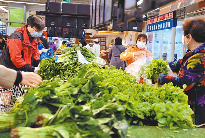 上海白领疯抢菜图╱新华社