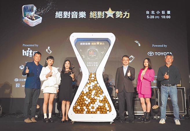 TOYOTA车辆营业本部协理韩志刚（右三）、Hit Fm联播网董事长廖婉池（左三）、副董事长洪庆文（右一）、台北之音台长蔡诗萍（左一）与特别来宾魏如萱（左二）、徐佳莹（右二）共同祝贺2022 hito流行音乐颁奖典礼顺利启动。图／和泰汽车提供