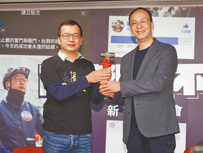 国民党主席朱立伦（右）与台北市议员罗智强（左）的一通电话，引起各界关注。（本报资料照片）