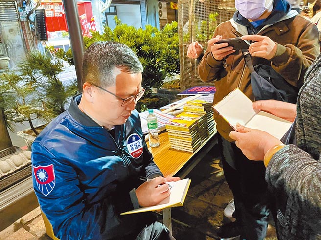 台北市议员罗智强表达参选桃园市长意愿，但党内也传出希望他到高雄参选，发挥母鸡战力。图为罗智强先前在桃园观音夜宿，不少民眾排队要签名。（本报资料照片）