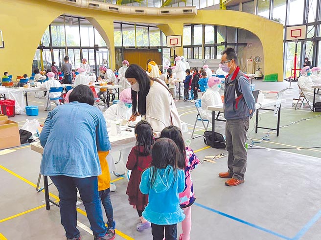 宜蘭縣2日新增7例。宜蘭縣中山國小在假日召回師生採檢。（宜蘭縣中山國小提供／李忠一宜蘭傳真）