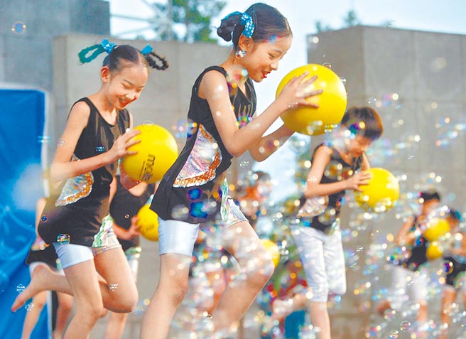 根據衛福部統計，近年自殺通報人次不斷上升，其中14歲以下的兒童比率攀升速度快。圖為往年兒童節表演節目，照片中人物與新聞無關。（本報資料照片）