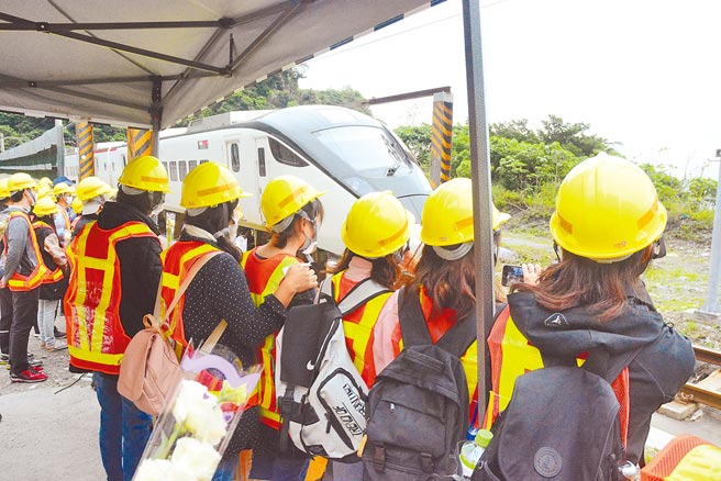 台铁太鲁阁号发生事故的408列次，现已改点为EMU3000型新式自强号，昨上午通过事故现场，短暂停留并鸣笛追思，当听到鸣笛声起，家属不禁悲从中来。（王志伟摄）