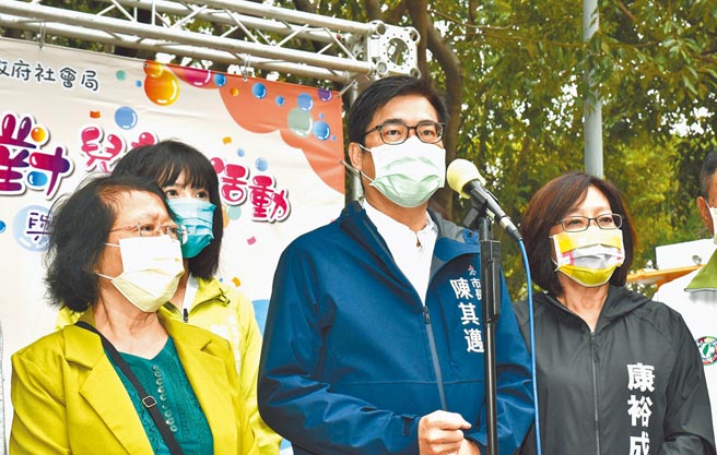 东南水泥厂1日发生工安事件，高雄市长陈其迈（中）2日重申工安的重要性。（林瑞益摄）