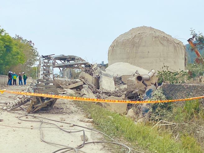 高雄楠梓區東南水泥廠1日發生嚴重工安意外，高市府工務局2日會同三大技師公會前往事發地點會勘。（洪浩軒攝）
