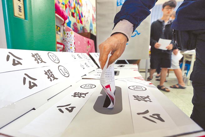 学者表示，国民党既已支持18岁公民权，若再回头说《公投法》不修，修宪复决就不得与大选合併，很容易遭民进党操作成杯葛修宪。图为民眾将公投票依编号投入票匦。（本报资料照片）