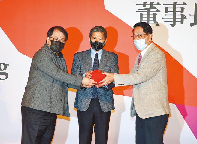 國家表演藝術中心第三屆董事會2日在國家戲劇院大廳舉行董事長交接典禮，由文化部長李永得（中）擔任監交人，卸任的董事長朱宗慶（左）將印信交給新任董事長高志尚（右）。（趙雙傑攝）