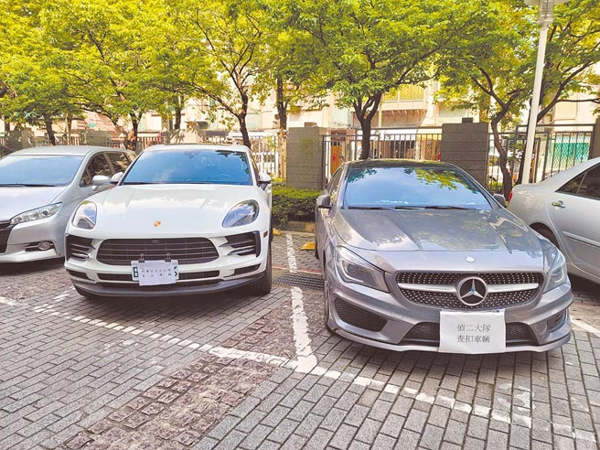 警方日前同步掃蕩假投資詐騙集團，又查扣到賓士、保時捷等名車。（林郁平攝）