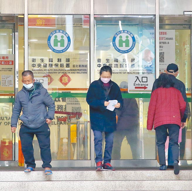 民团表示，癌症药费的成长幅度每年约10％，从申请健保到给付平均得耗费730天，甚至等上3、4年，图为民眾前往健保署办理事务。（本报资料照片）