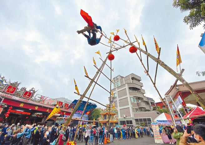 强手罗英玮、林裕强搭檔表演双人高空盪秋千，克服手脚溼滑的困难，加倍用力盪高。（廖素慧摄）