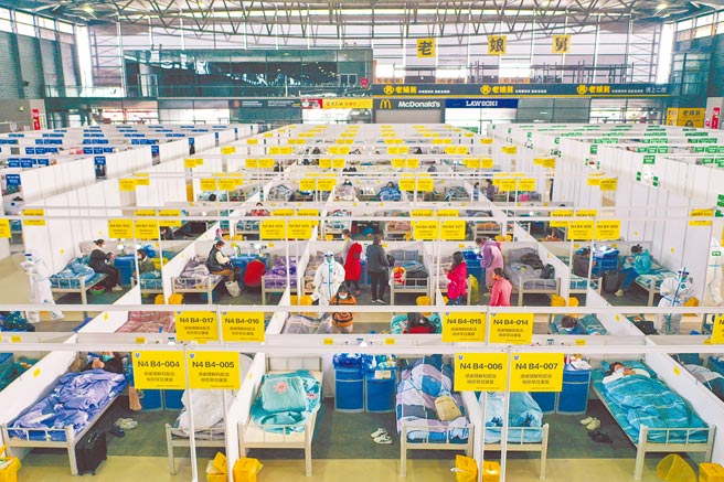 大陆专家指，上海此波疫情的扩及范围比两年前的武汉还要广。图为上海新国际博览中心现在成了当地最大的临时集中隔离收治点。（新华社）