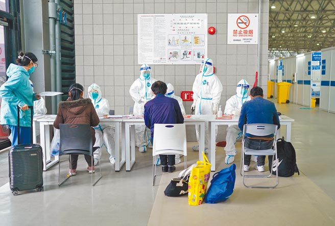 上海医护1日在新国际博览中心隔离区域内工作。（新华社）