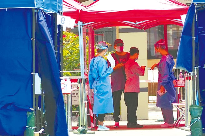 香港特首林郑月娥昨呼吁市民本周五（8日）起三天，每日做一次快速检测，如果呈阳性就要在24小时内呈报。（中新社）