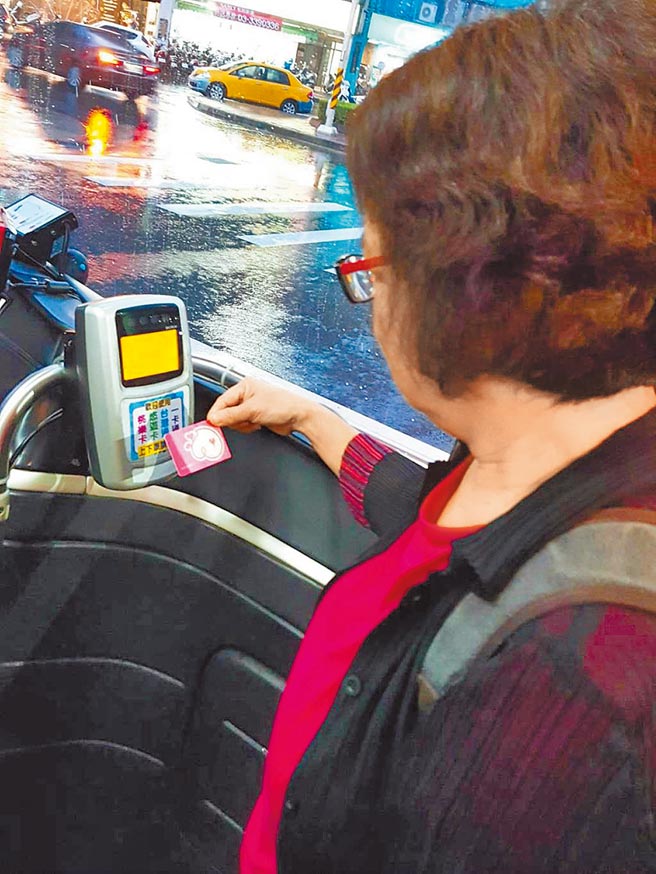 桃园市议员指出敬老爱心卡点出用不完，盼能扩大使用范围。（桃园市政府社会局提供／陈梦茹桃园传真）