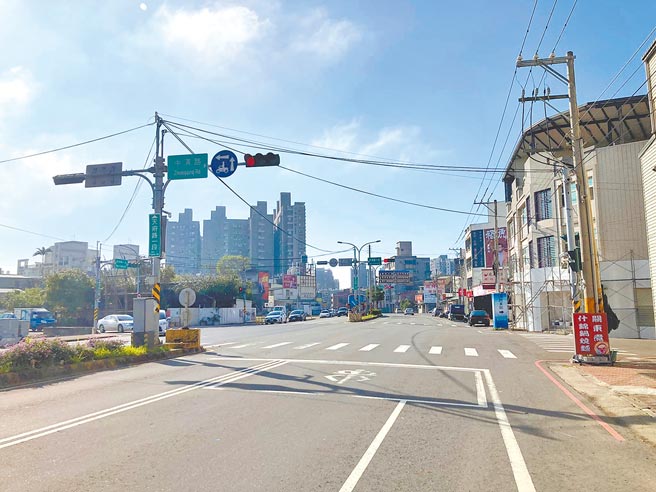 新竹市天府、中清路口經市府交通處評估，原則同意西濱、中清路口可直接左轉，但仍保留待轉區，供機車族自行選擇。（劉康彥提供／陳育賢新竹傳真）