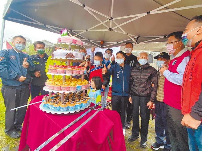 南投县鱼池乡东光国小4月2日举办欢庆建校百周年校庆感恩庆祝大会活动。（南投县政府提供／冯惠宜南投传真）