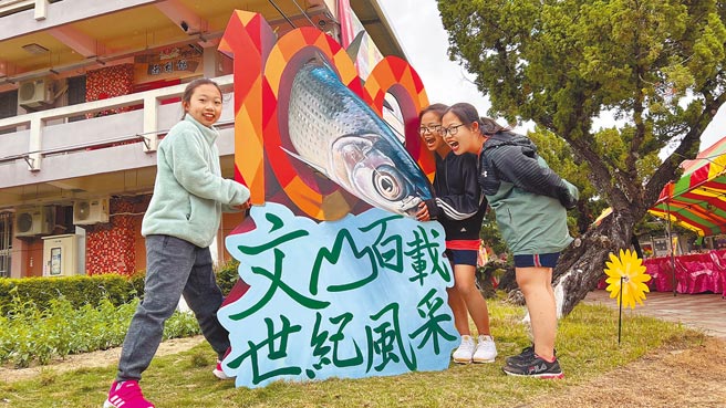 台南市北门区文山国小迎接百周年校庆，邀请3D彩绘大师曾进成来学校带领学生，以当地特产虱目鱼等为主题创作。（张毓翎摄）