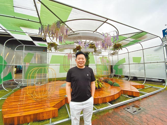 黃彥富與設計師友人合作，利用水電材料搭配綠色植栽，在自家公司前展示「城市之光集合」裝置作品。（廖素慧攝）