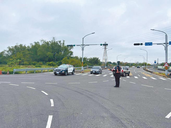 清明连假首日，台南市新化区停电导致路口交通号志失灵，警方到路口疏导交通。（读者提供／程炳璋台南传真）