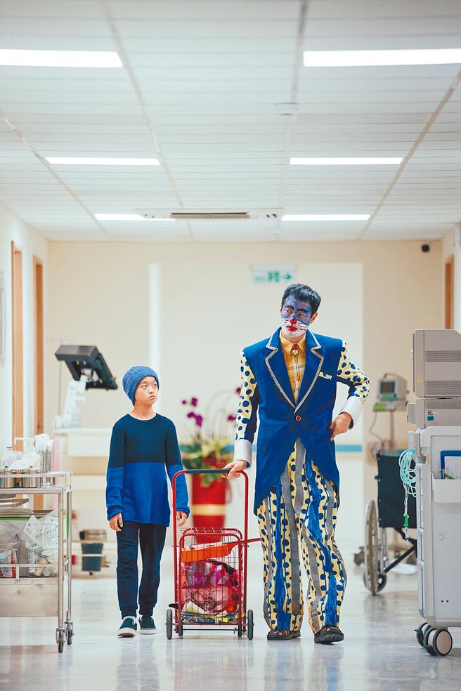 杨佑寧（右）悲惨的装扮让身患绝症的白润音产生好奇心并死缠烂打。（CATCHPLAY+提供）