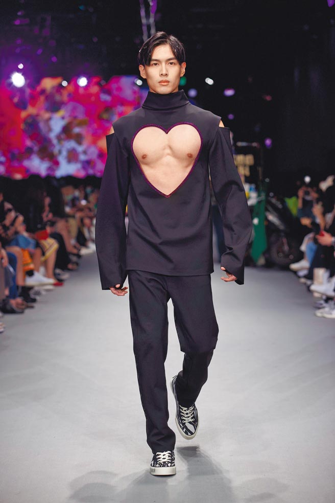 黃丞邦以「鏤空愛心」走秀，讓許多粉絲於社群平台上喊「這個愛心讓人戀愛」。（#DAMUR提供）