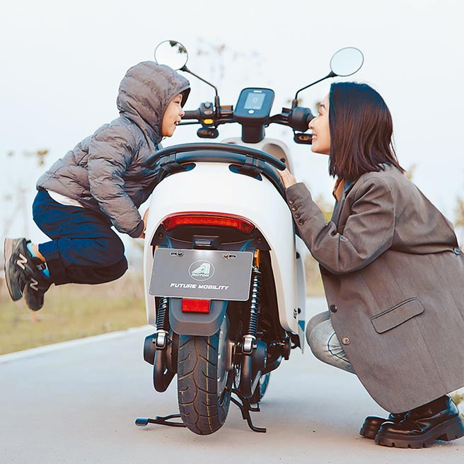 慶祝兒童節，宏佳騰特別推出門市活動（見圖），即日起12日至門市賞車試乘、維修保養，就可獲得童味十足的彈珠汽水。（宏佳騰提供）