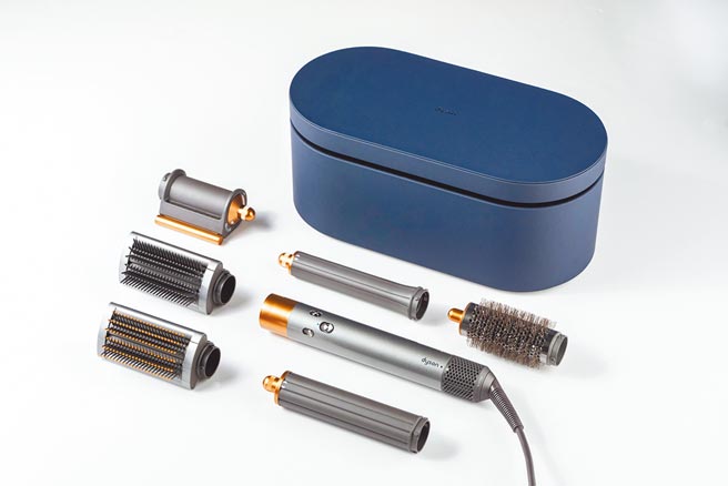 Dyson全新Dyson Airwrap多功能造型器（見圖）除了將氣流科技全面提升，更升級造型配件，帶來全新的「康達抗毛躁吹髮器」。（Dyson提供）