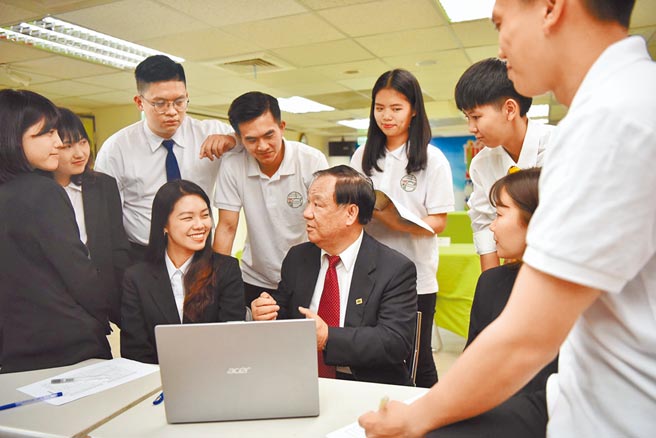 葛永光主任表示，14位青年节执行委员，都是各大专院校相互推举出来的菁英，负责筹备今年青年节各项活动。（救国团提供）