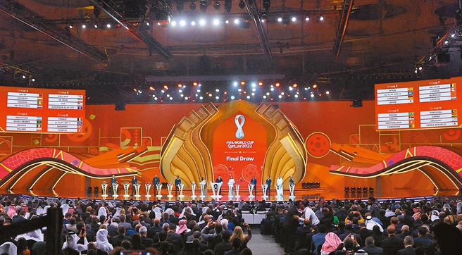 卡达世足赛2日在杜哈举办32强抽籤仪式，场地布置和赛前表演都充分展现阿拉伯世界的特色。（路透）