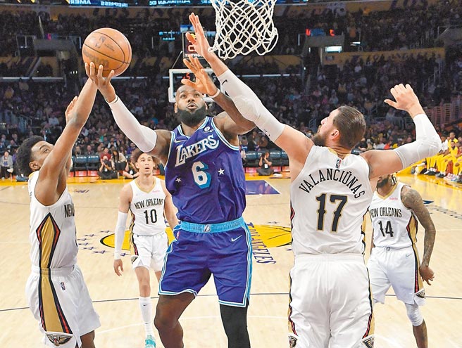 湖人「小皇帝」詹姆斯（中）試圖在鵜鶘兩人夾擊下投籃。（路透）